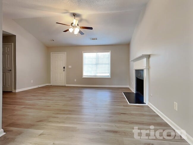 Photo - 404 Wolf Creek Ct