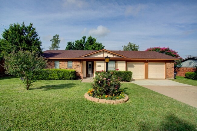 Building Photo - Half Off 3rd Month’s Rent – Move-In Specia... Rental