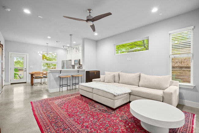 Photo - 1220 Delano St Unidad B