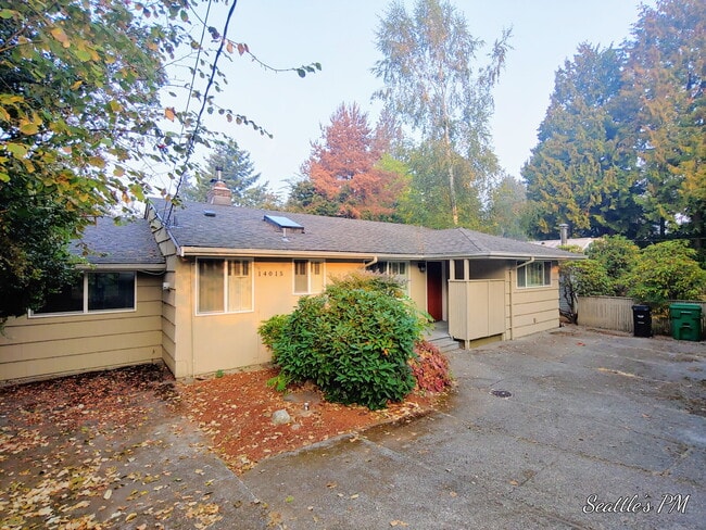 Building Photo - "Charming 2-Bed Retreat with Gleaming Hardwood Floors in Prime Seattle Location!"