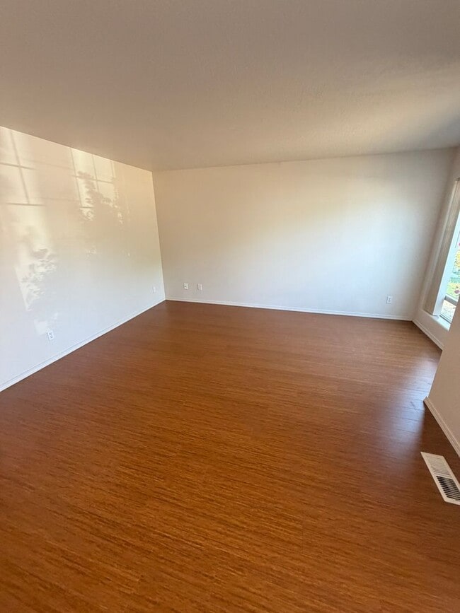 Photo - 4 Bedroom House near Timber Ridge school!