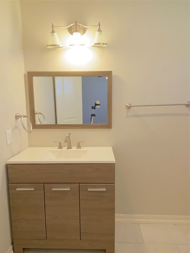 Building Photo - 410 Woolworth St