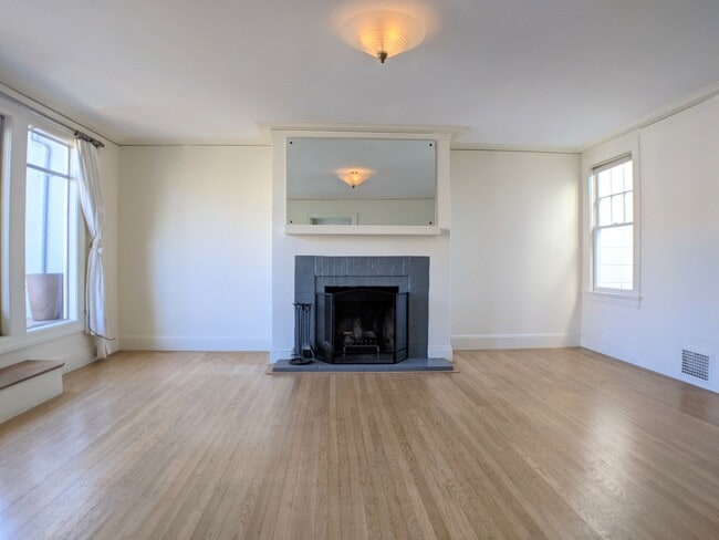 Photo - 2128 Bay St