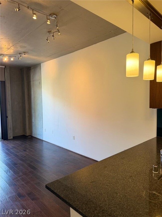 Building Photo - 353 E Bonneville Ave Unit 275