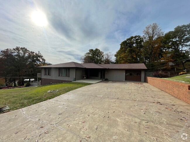 Building Photo - Large Home for rent in Kingsport