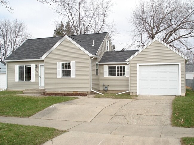 Building Photo - Three Bedroom One Bath Home Available May 10th