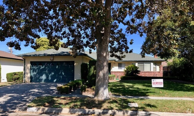 Building Photo - $1,950 First & Gettysburg, 3 bedroom home ...