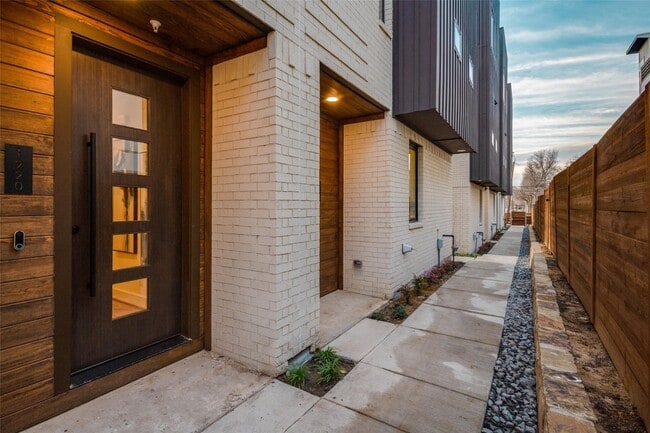 Photo - 3 Bed 3 Bath Townhome - Gated Community & Downtown Views! Lower Greenville area