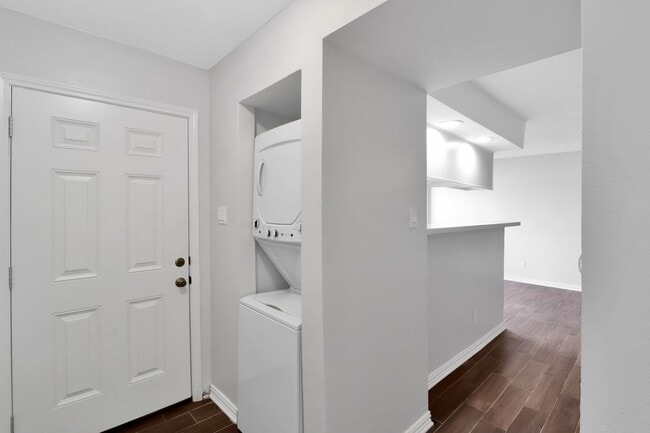 Building Photo - 7047 Bissonnet St Unit 117