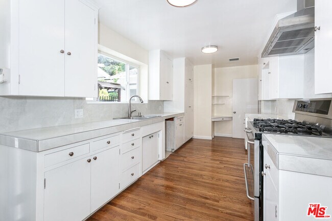 Photo - 1129 Roscomare Rd Casa