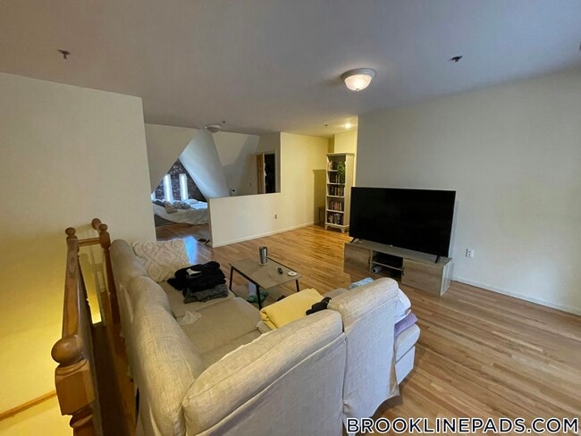 Building Photo - 1404 Beacon St