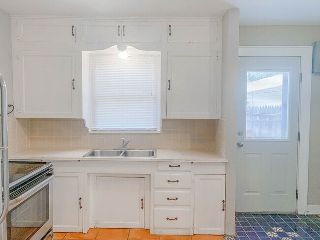 Photo - Pre-Leasing - 2 bed 1 bath