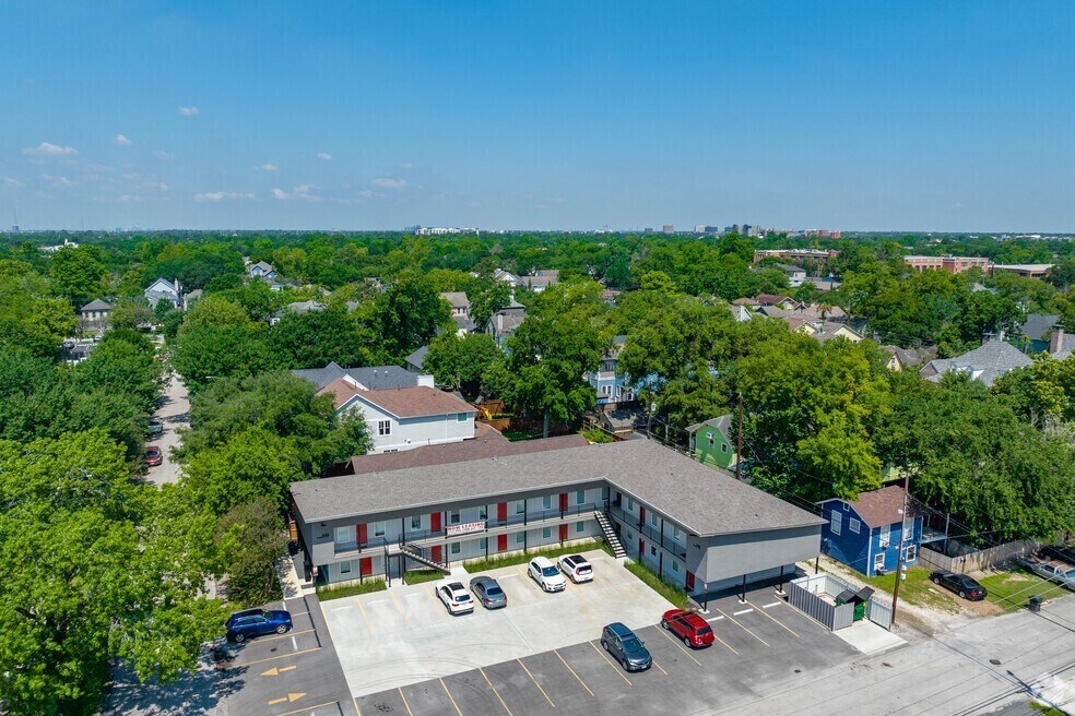 Photo - 645 E 11th 1/2 St Unidad 5