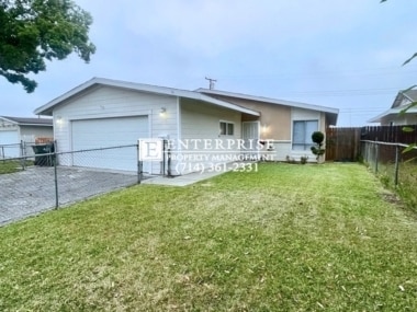 Building Photo - Gorgeous 4-bedroom rental home with in-law suite & two primary suites!