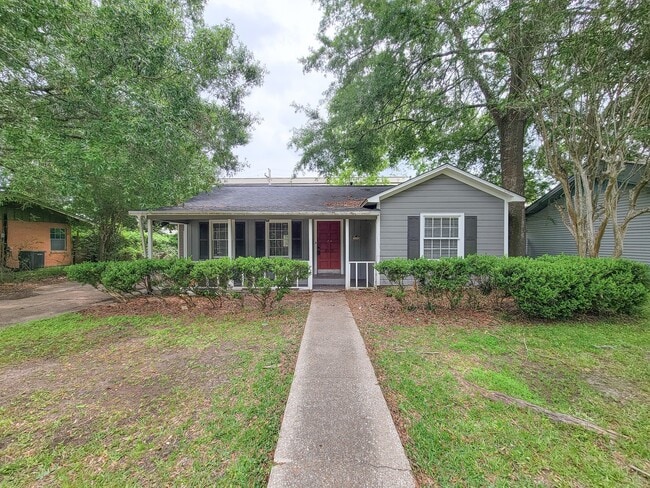 Building Photo - 1110 Woods Dr