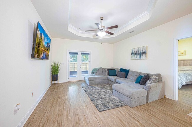 Photo - 1468 Surrey Loop