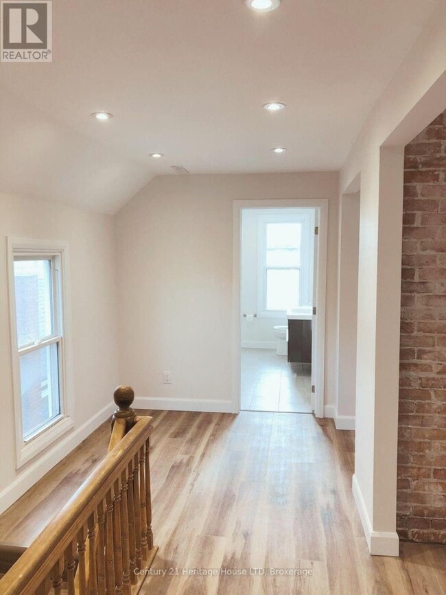 Photo - 61 Phipps St Unit UPPER