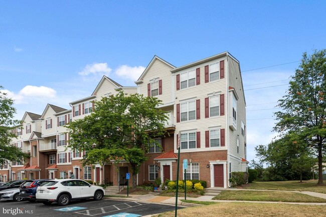 Building Photo - 2480 Angeline Dr Unit 302