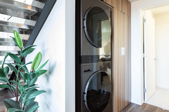 2 habitaciones, 2 baños - 1,640 pies cuadrados - Lavandería