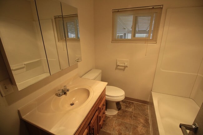 Photo - LAKEPOINTE APARTMENTS