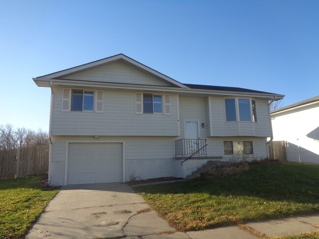 Building Photo - Charming 4-Bedroom Home in Northwest Lincoln