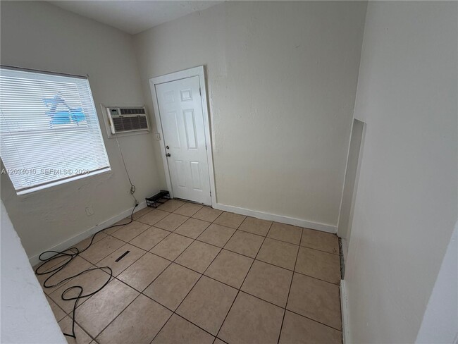 Photo - 1579 NW 68th St Unidad B