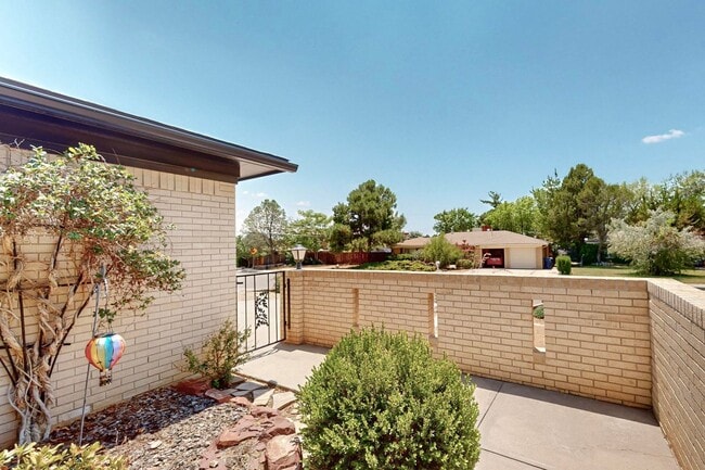 Photo - NE Brick Ranch 3/Bd 2/Ba 2 Cg 1782/sf