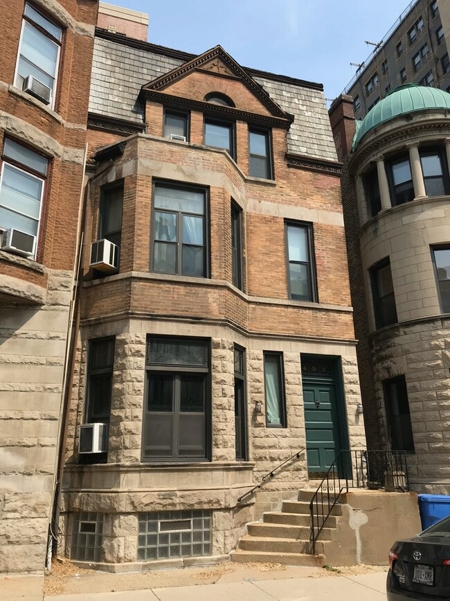 Building Photo - 452 W St James Pl Unit 2
