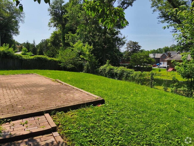 Building Photo - Centrally Located McLean Home with Ample S...