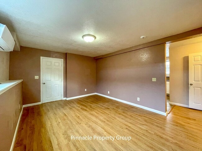 Photo - 496 N 7th St Unidad B
