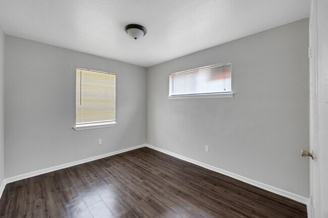 Building Photo - 5716 Pickfair St Unit 1