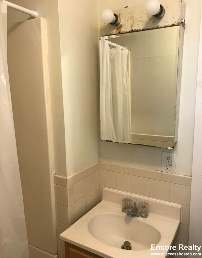 533 Newbury St Unit B