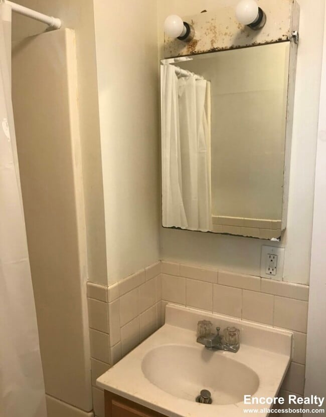 Photo - 533 Newbury St Unit B