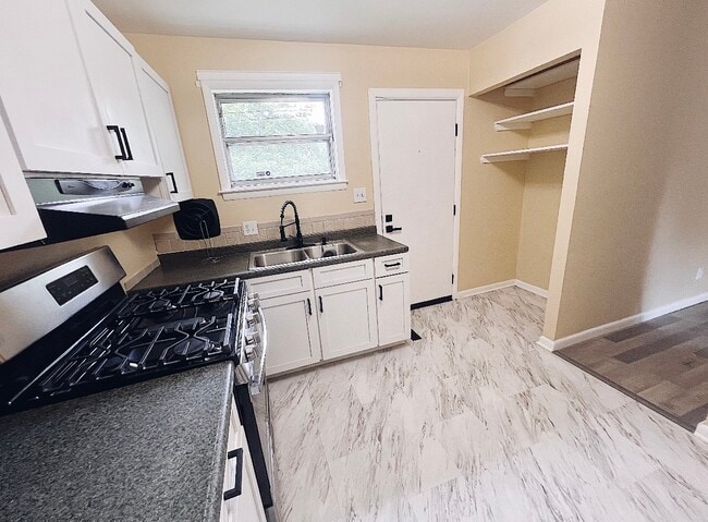 Photo - 1688 Clyde Pl