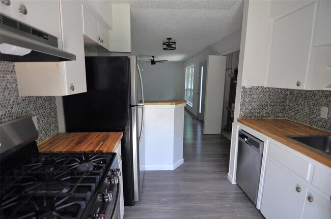 Photo - 11301 Oakwood Dr