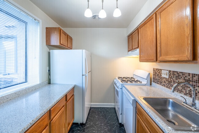 1BR, 1BR - 747SF - Kitchen