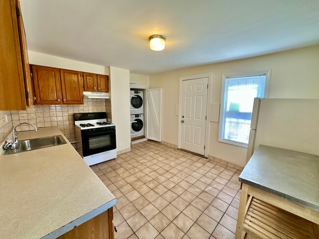 Building Photo - 386 Centre St Unit 1