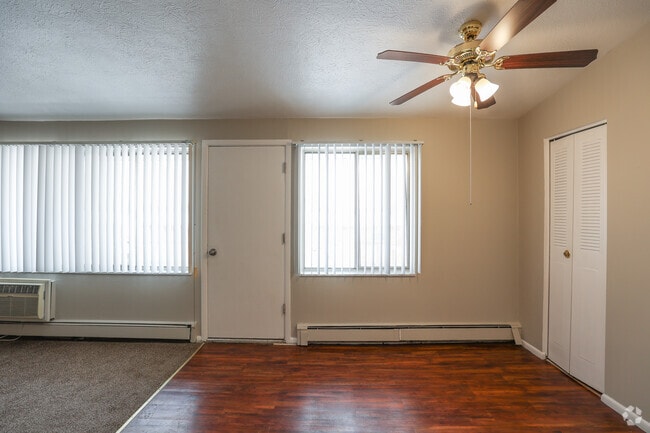 1BR, 1BA - 700SF - Dining Area - Pinecrest Apartments