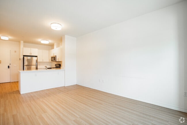 1 BR, 1 BA - 671 SQFT