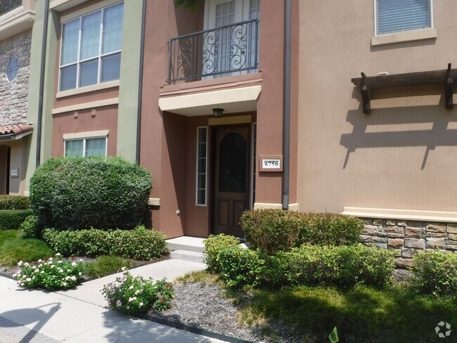 Building Photo - Beautiful 2 bed 2.5 Bath in Las Colinas! Rental