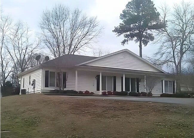 Building Photo - 1309 Golf Dr SW Unit A