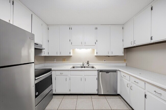 GREAT LOCATION 2BED 2BATH! FENCED IN YARD!