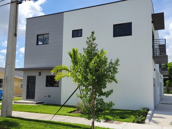 Building Photo - 4140 SW 18th St Rental