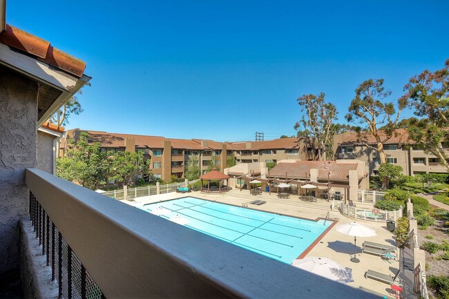 Top Floor Condo with Tons of Amenities & C... - Top Floor Condo with Tons of Amenities & C...