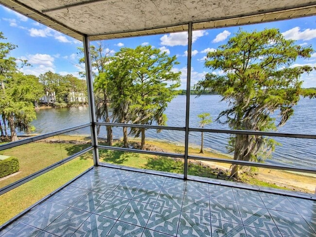 Building Photo - 2225 Holden Ave Unit 307