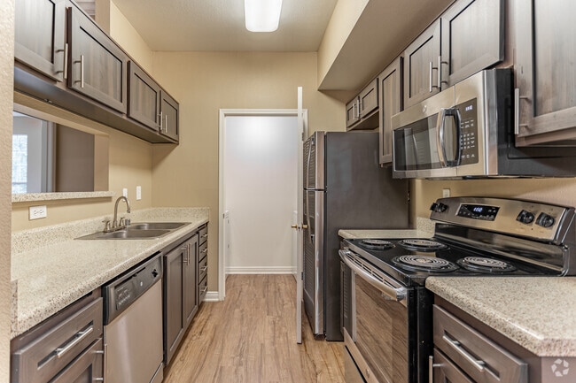 2BR, 2BA - 960SF