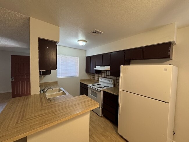 Photo - Well Maintained Condo in La Cresenta Unidad APT 8