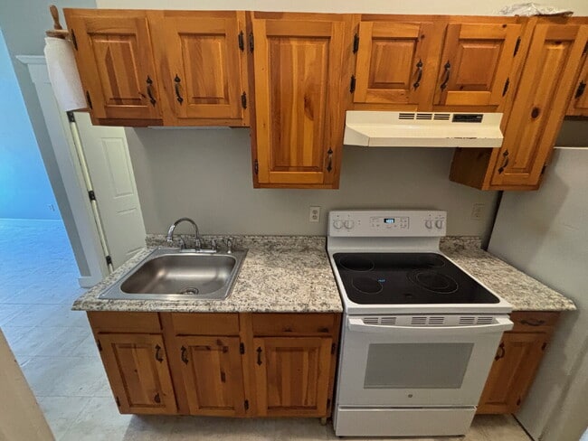 Building Photo - Charming Studio Apartment in the Heart of South Berwick – Great Location! Unit Apt 202
