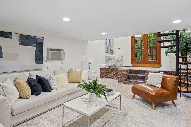 Building Photo - 13 Albemarle St Unit 1