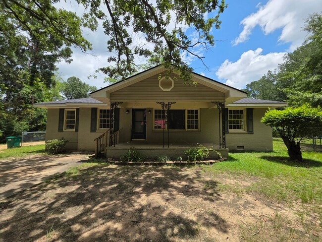 Nice Home with Fenced Yard - Nice Home with Fenced Yard